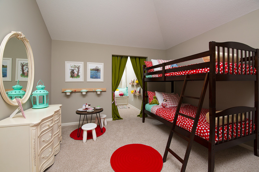 На фото: детская среднего размера в классическом стиле с серыми стенами, ковровым покрытием и спальным местом для ребенка от 1 до 3 лет, девочки, двоих детей с