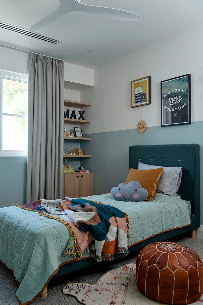 Идея дизайна: детская среднего размера в современном стиле с ковровым покрытием, спальным местом, синими стенами и серым полом для ребенка от 4 до 10 лет, девочки