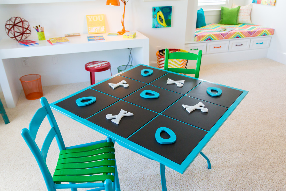 Neutrales Uriges Kinderzimmer mit Spielecke, weißer Wandfarbe und Teppichboden in Richmond