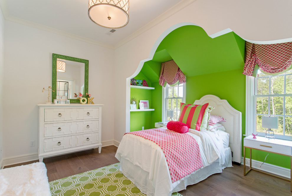 Ispirazione per una cameretta per bambini da 4 a 10 anni chic di medie dimensioni con pareti verdi e pavimento in legno massello medio