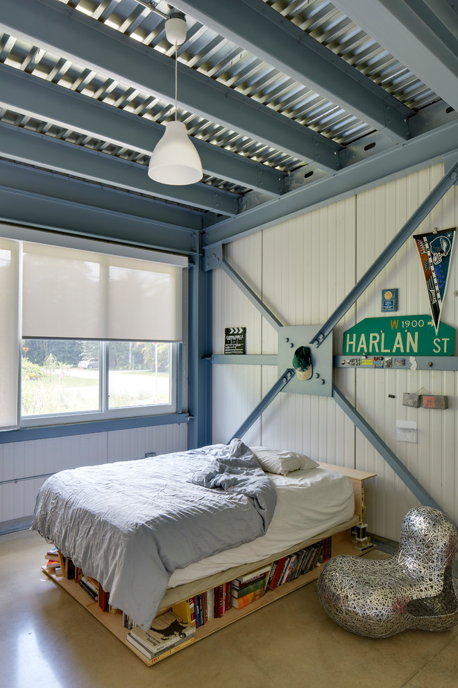 Cette photo montre une chambre d'enfant industrielle avec un mur blanc et sol en béton ciré.
