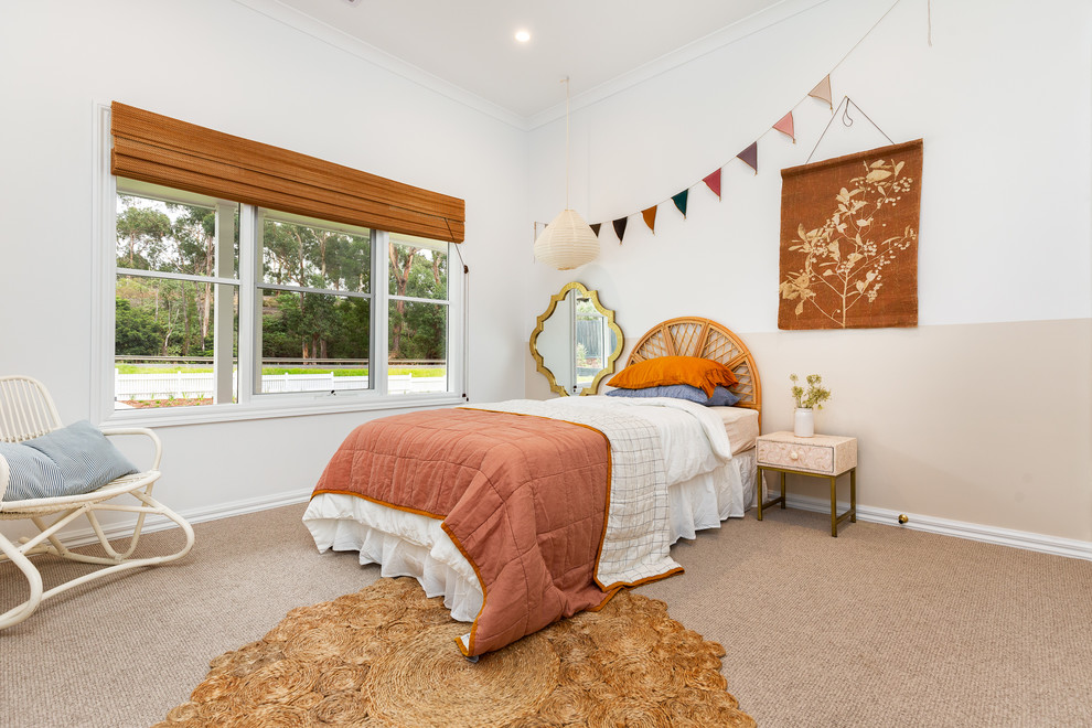 Klassisches Mädchenzimmer mit Schlafplatz, beiger Wandfarbe, Teppichboden und beigem Boden in Sonstige
