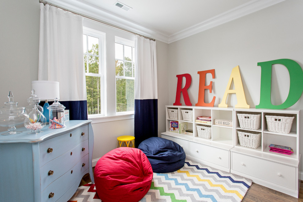 Diseño de dormitorio infantil clásico renovado con paredes grises y suelo de madera en tonos medios