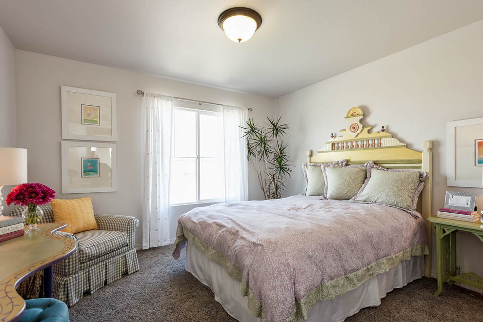 Cette image montre une chambre d'enfant traditionnelle avec un mur blanc, moquette et un sol beige.