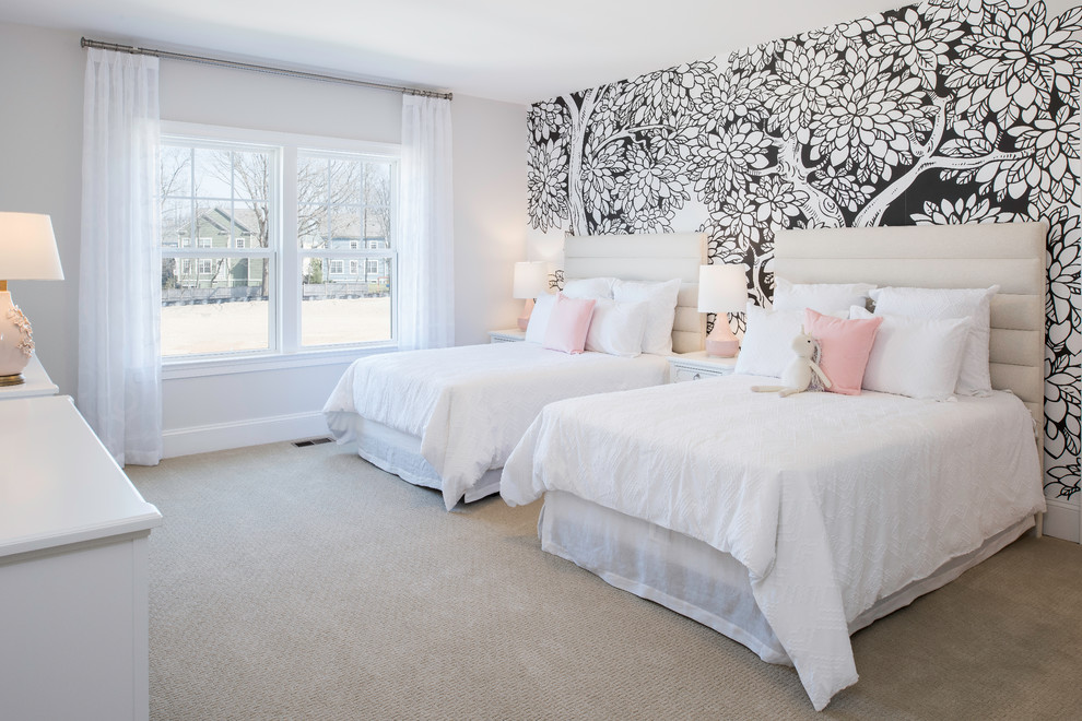Ispirazione per una cameretta da letto chic con pareti bianche, moquette e pavimento beige