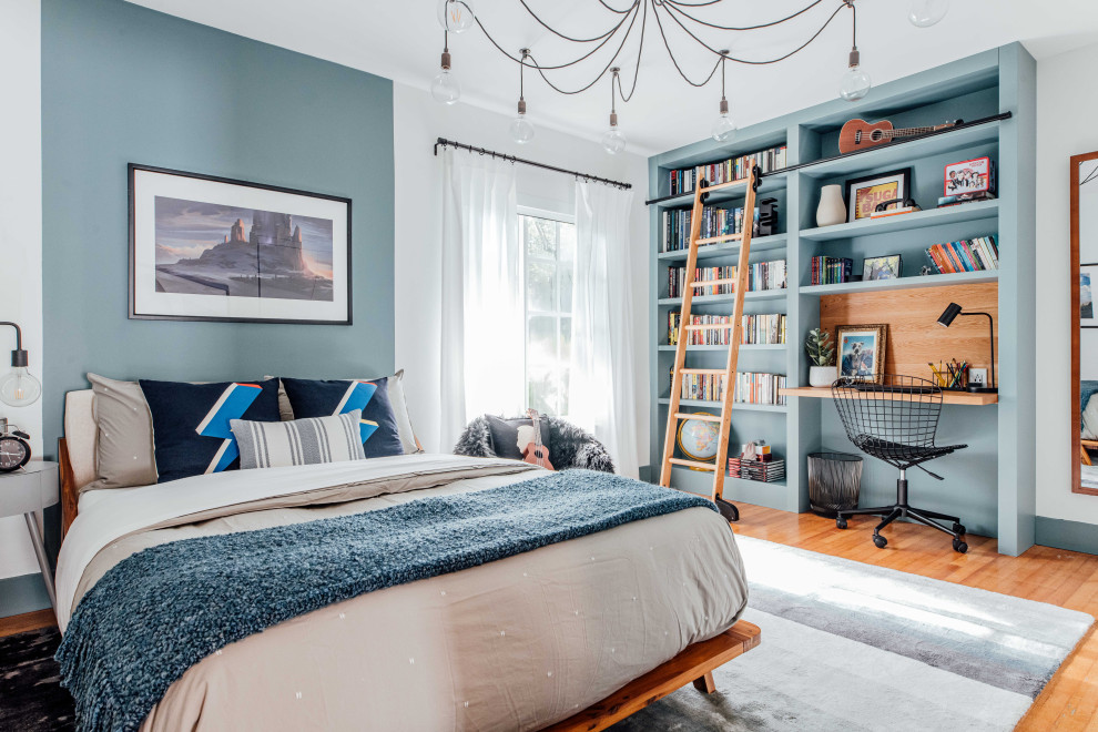 Exemple d'une chambre d'enfant chic avec un mur bleu, un sol en bois brun et un sol marron.