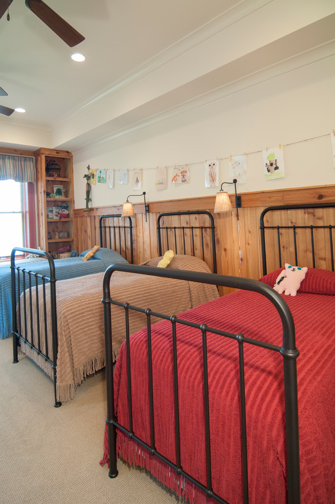Foto på ett vintage könsneutralt barnrum kombinerat med sovrum och för 4-10-åringar, med vita väggar och heltäckningsmatta
