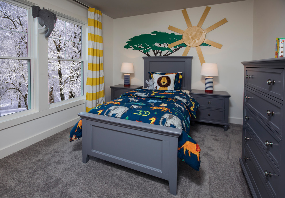 Amerikansk inredning av ett mellanstort pojkrum kombinerat med sovrum och för 4-10-åringar, med grå väggar, heltäckningsmatta och grått golv