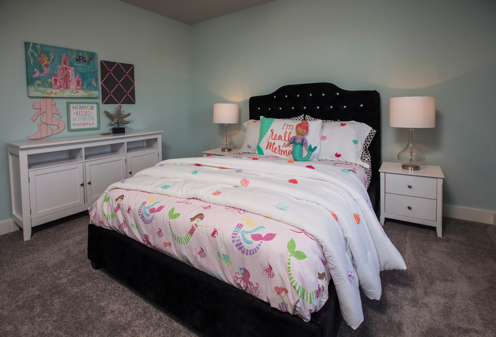 Diseño de dormitorio infantil de estilo americano de tamaño medio con paredes azules, moqueta y suelo gris