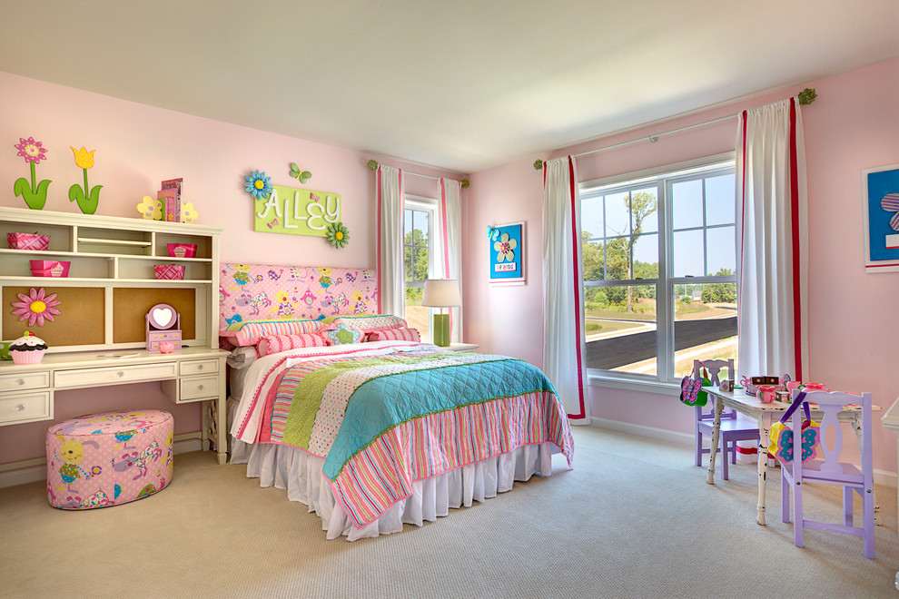 Exempel på ett mellanstort klassiskt barnrum kombinerat med sovrum, med rosa väggar och heltäckningsmatta