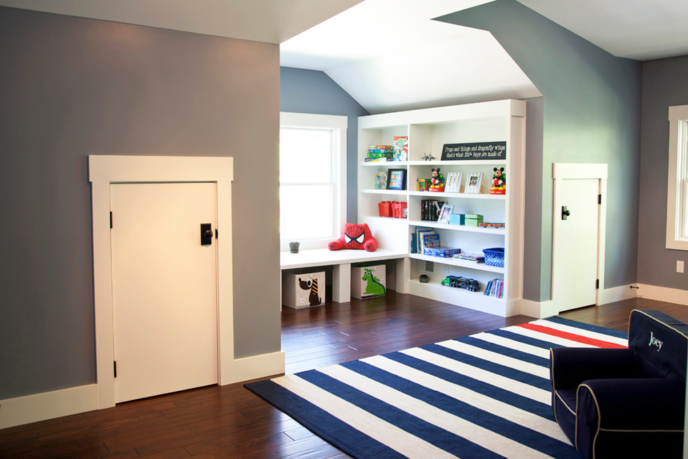 Cette photo montre une chambre d'enfant de 4 à 10 ans craftsman de taille moyenne avec un mur bleu, parquet foncé et un sol marron.