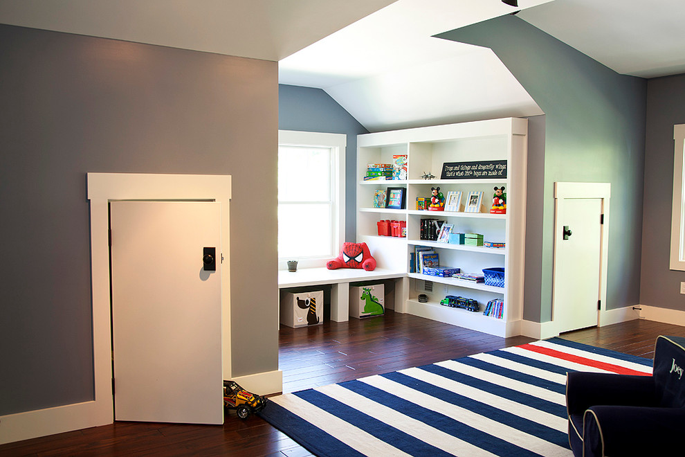 Exempel på ett mellanstort amerikanskt pojkrum kombinerat med lekrum och för 4-10-åringar, med blå väggar och mörkt trägolv
