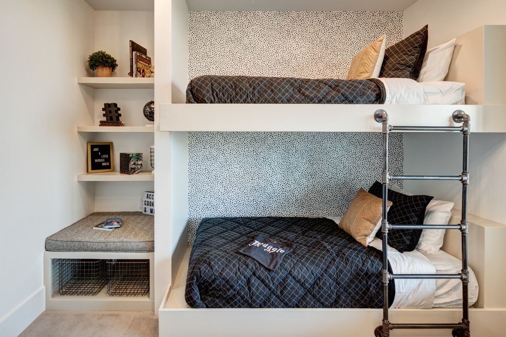 Diseño de dormitorio infantil marinero con paredes blancas, moqueta y suelo gris