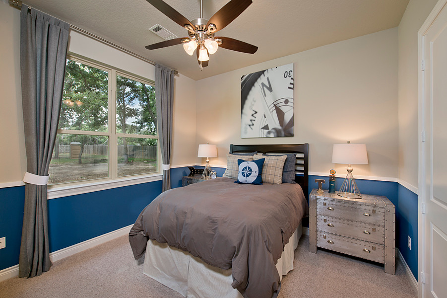 Cette photo montre une petite chambre d'enfant de 4 à 10 ans chic avec un mur bleu, moquette et un sol gris.