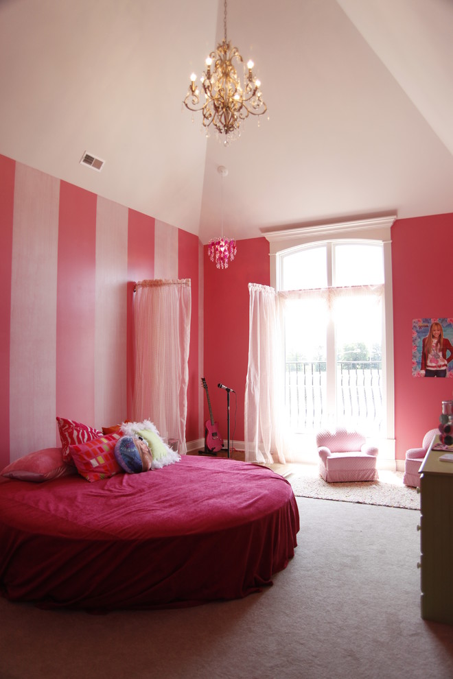 Aménagement d'une chambre d'enfant de 4 à 10 ans éclectique de taille moyenne avec un mur rose et moquette.