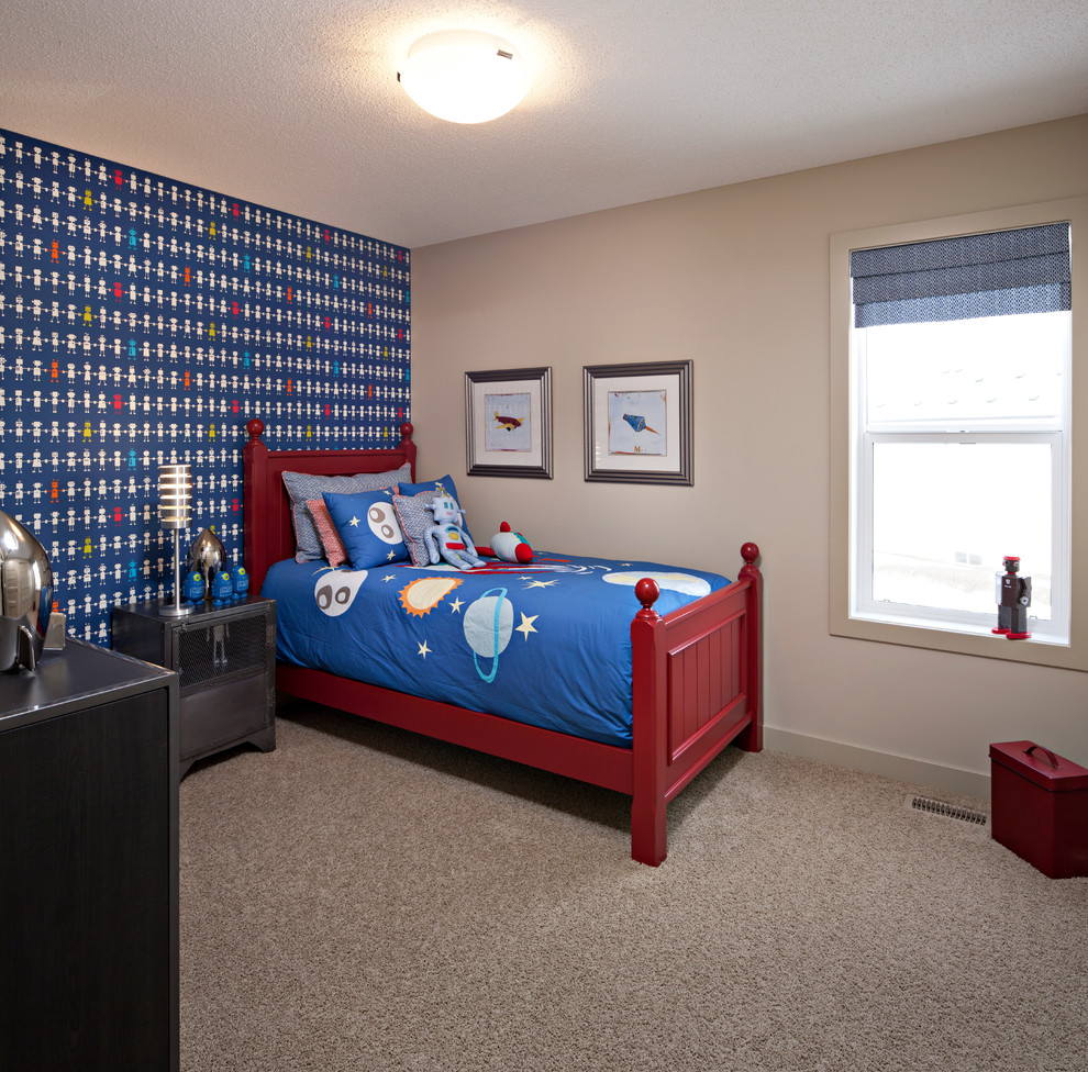 Klassisches Mädchenzimmer mit Schlafplatz, bunten Wänden und Teppichboden in Calgary