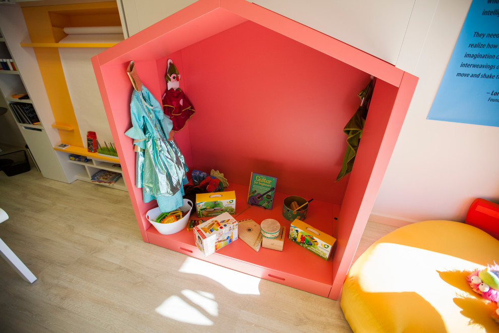 Diseño de dormitorio infantil de 4 a 10 años minimalista grande con paredes blancas y suelo de madera clara