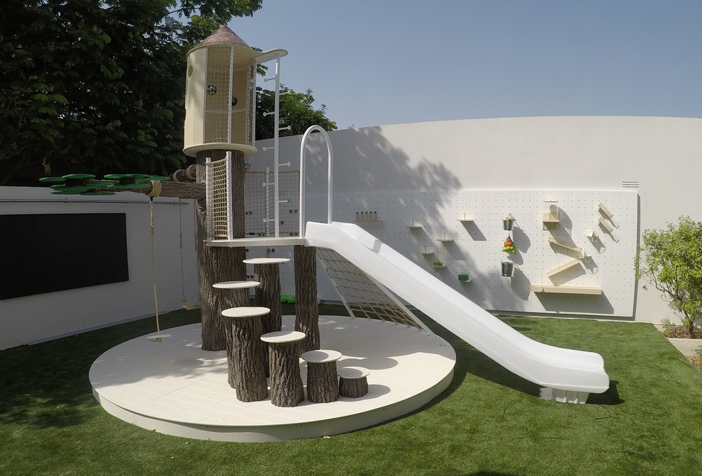 Idéer för ett mycket stort modernt könsneutralt barnrum kombinerat med lekrum och för 4-10-åringar, med vita väggar och grönt golv