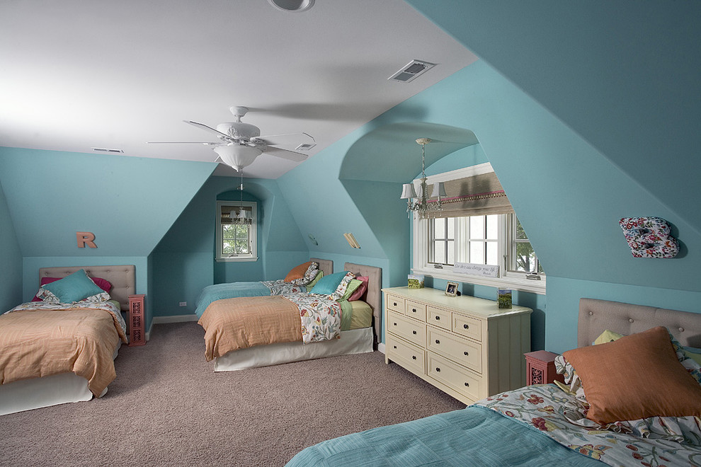 Пример оригинального дизайна: огромная нейтральная детская в классическом стиле с спальным местом, синими стенами и ковровым покрытием для ребенка от 4 до 10 лет