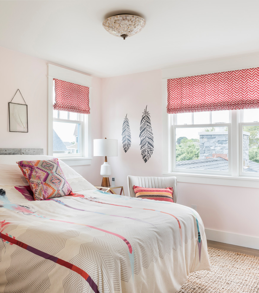 Modelo de dormitorio infantil marinero con paredes rosas, suelo de madera oscura y suelo marrón