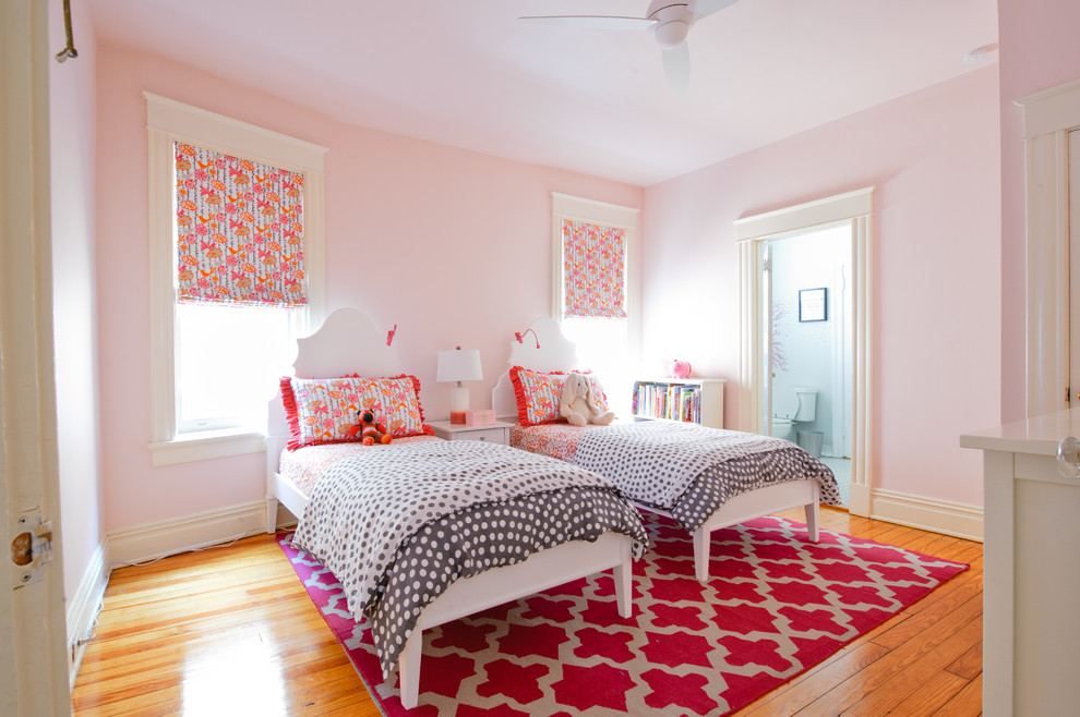 Idéer för att renovera ett vintage flickrum kombinerat med sovrum, med rosa väggar och ljust trägolv