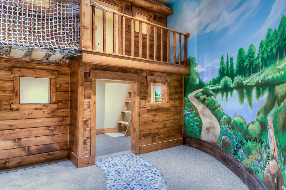 Ispirazione per una cameretta per bambini da 4 a 10 anni classica di medie dimensioni con pareti multicolore e moquette