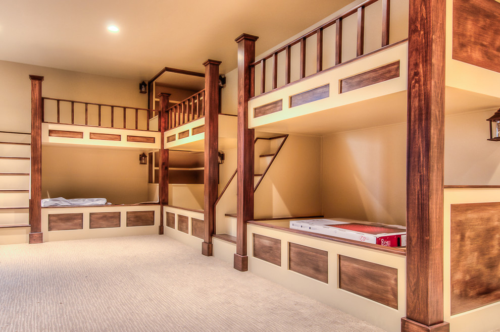 Exempel på ett stort klassiskt pojkrum kombinerat med sovrum och för 4-10-åringar, med beige väggar och heltäckningsmatta