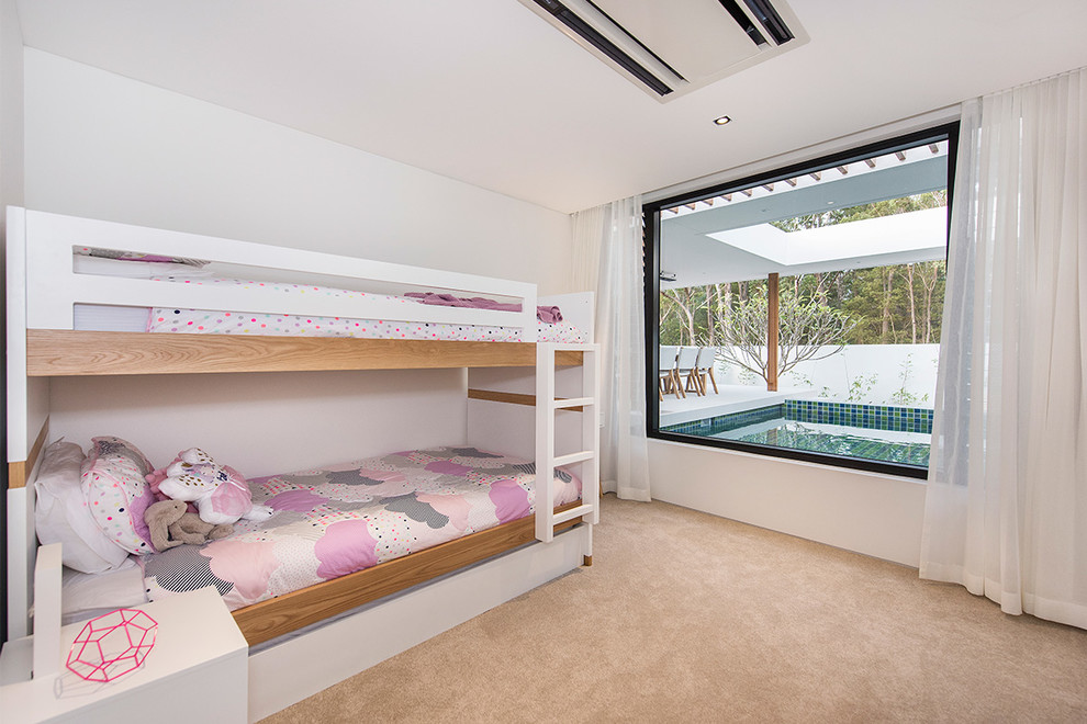 Modernes Mädchenzimmer mit Schlafplatz, weißer Wandfarbe und Teppichboden in Brisbane