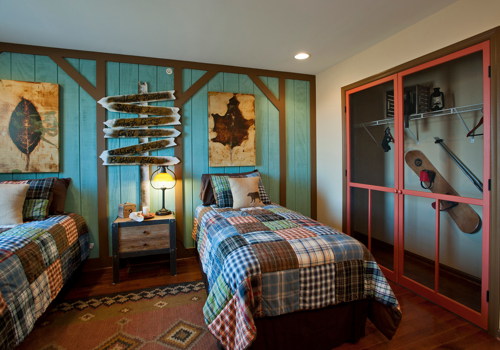Bild på ett eklektiskt pojkrum kombinerat med sovrum och för 4-10-åringar, med mörkt trägolv och flerfärgade väggar