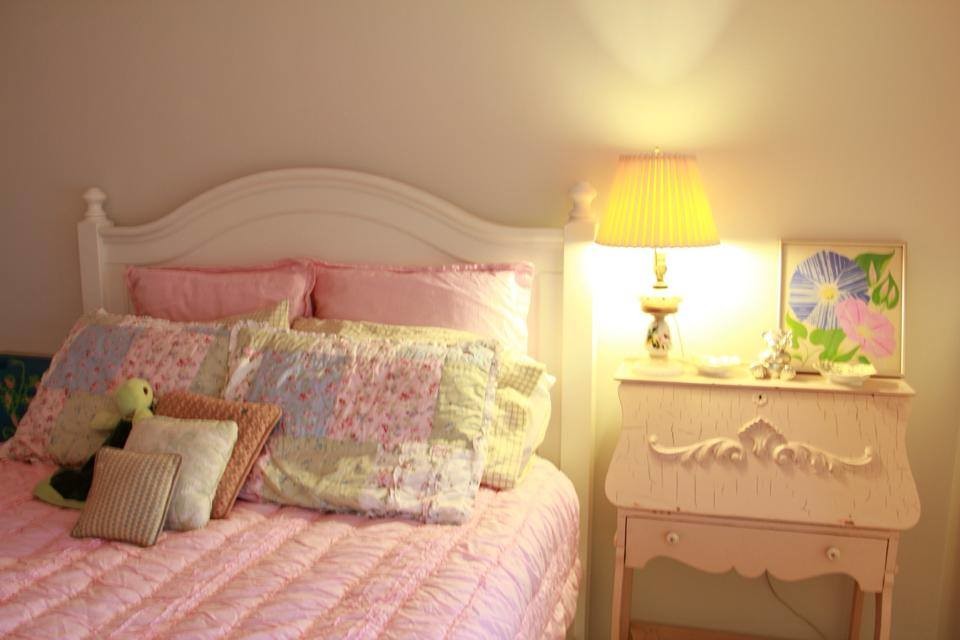 Klassisk inredning av ett mellanstort flickrum kombinerat med sovrum och för 4-10-åringar, med rosa väggar och heltäckningsmatta