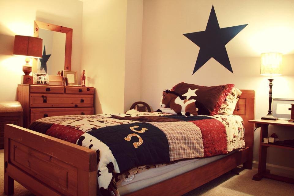 Inspiration för mellanstora rustika pojkrum kombinerat med sovrum och för 4-10-åringar, med vita väggar och heltäckningsmatta
