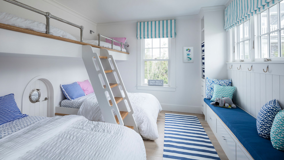 Aménagement d'une chambre d'enfant de 4 à 10 ans bord de mer avec un mur blanc, parquet clair et un lit superposé.
