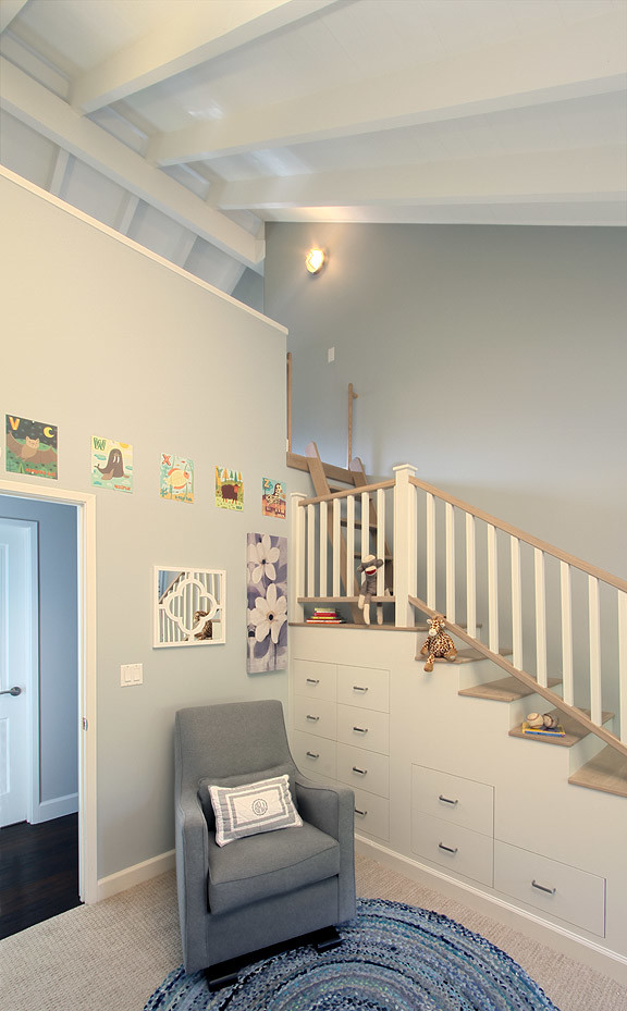 Idées déco pour une chambre neutre classique avec un mur gris et moquette.