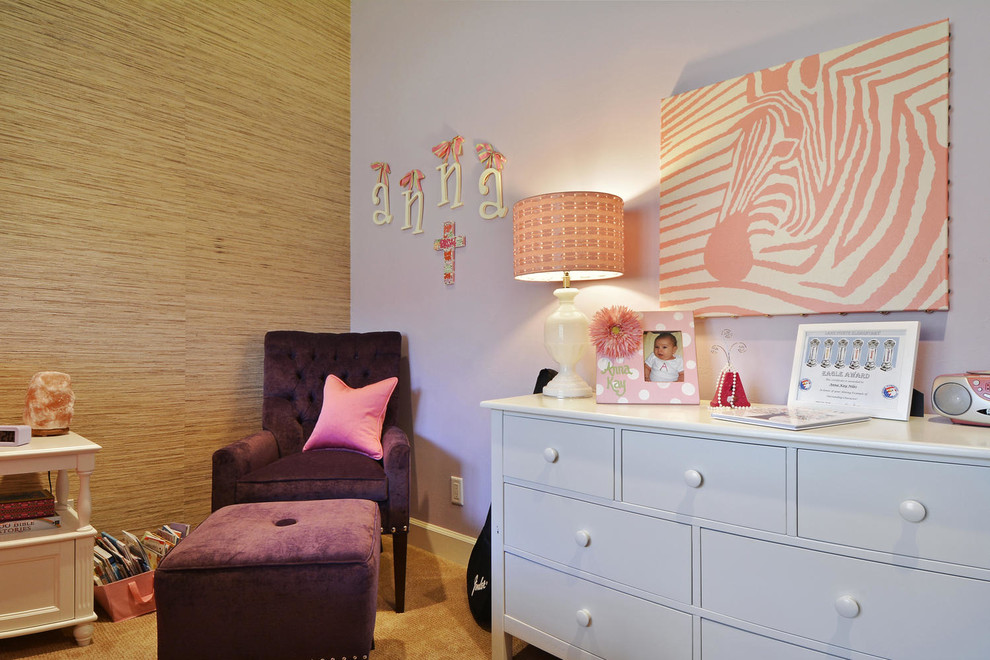 Idée de décoration pour une chambre d'enfant de 4 à 10 ans bohème de taille moyenne avec moquette et un mur multicolore.