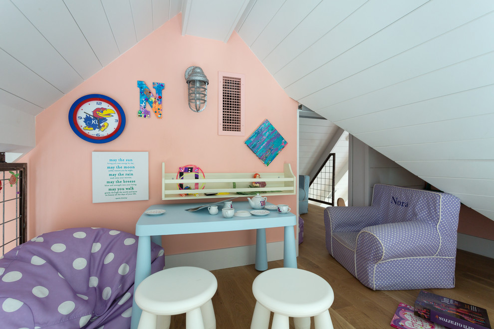 Landhausstil Mädchenzimmer mit Spielecke, rosa Wandfarbe, braunem Holzboden und braunem Boden in Austin