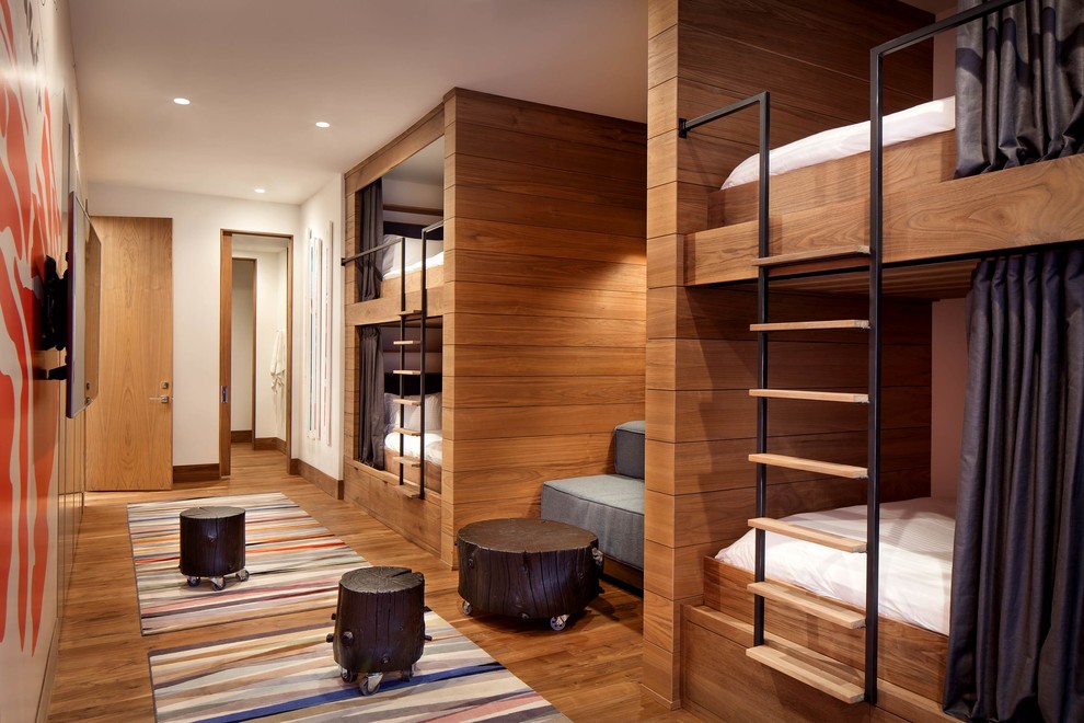 Neutrales Modernes Jugendzimmer mit Schlafplatz, bunten Wänden, braunem Holzboden und braunem Boden in Sonstige