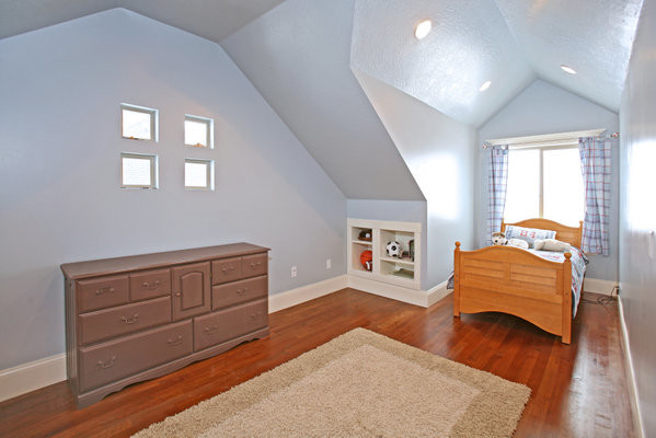 Esempio di una grande cameretta per bambini da 4 a 10 anni chic con pareti blu, pavimento in legno massello medio e pavimento marrone