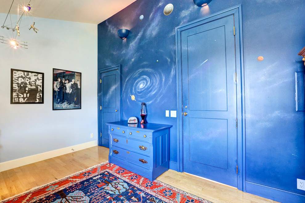 Inspiration för ett stort vintage pojkrum kombinerat med sovrum och för 4-10-åringar, med blå väggar och ljust trägolv
