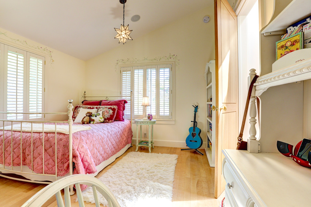 Inspiration för mellanstora klassiska flickrum kombinerat med sovrum och för 4-10-åringar, med beige väggar och ljust trägolv
