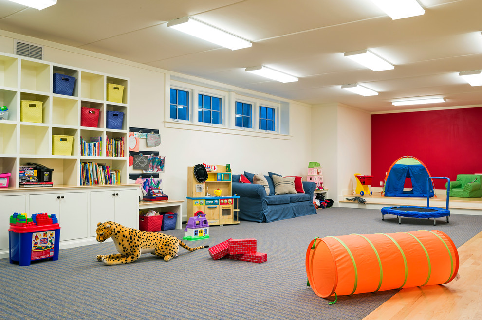 Großes, Neutrales Klassisches Kinderzimmer mit Spielecke, weißer Wandfarbe, Teppichboden und grauem Boden in Boston