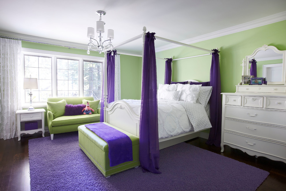 Idéer för mellanstora vintage flickrum kombinerat med sovrum och för 4-10-åringar, med gröna väggar och mörkt trägolv