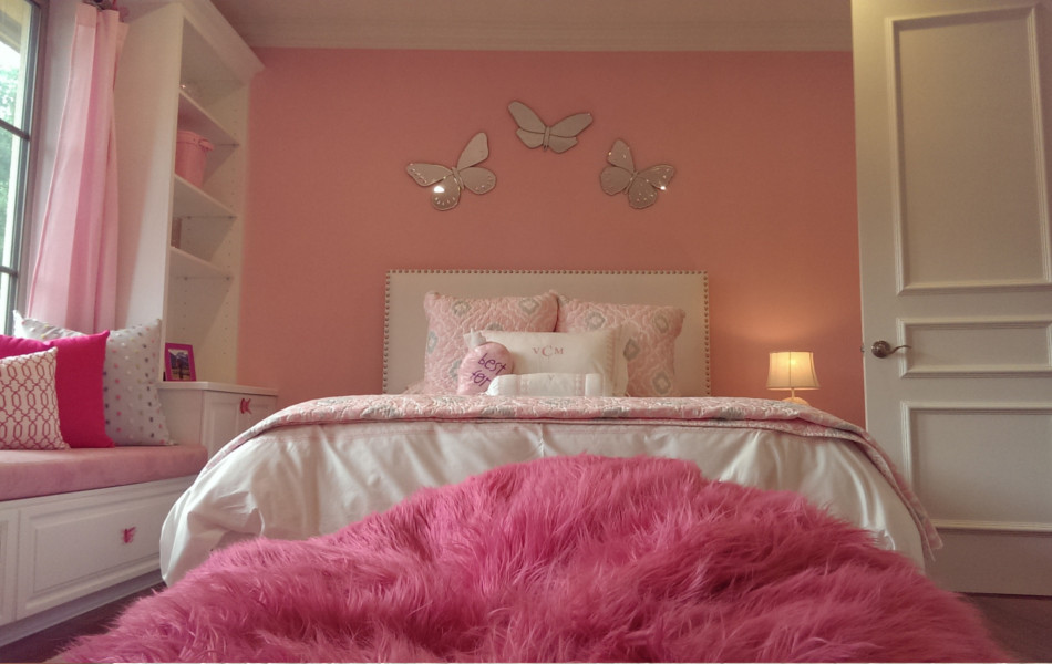 Inspiration pour une petite chambre d'enfant de 4 à 10 ans traditionnelle avec un mur rose et un sol en bois brun.