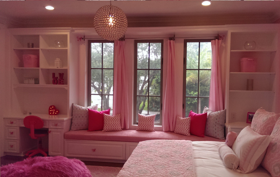 Inredning av ett klassiskt litet flickrum kombinerat med sovrum och för 4-10-åringar, med rosa väggar och mellanmörkt trägolv