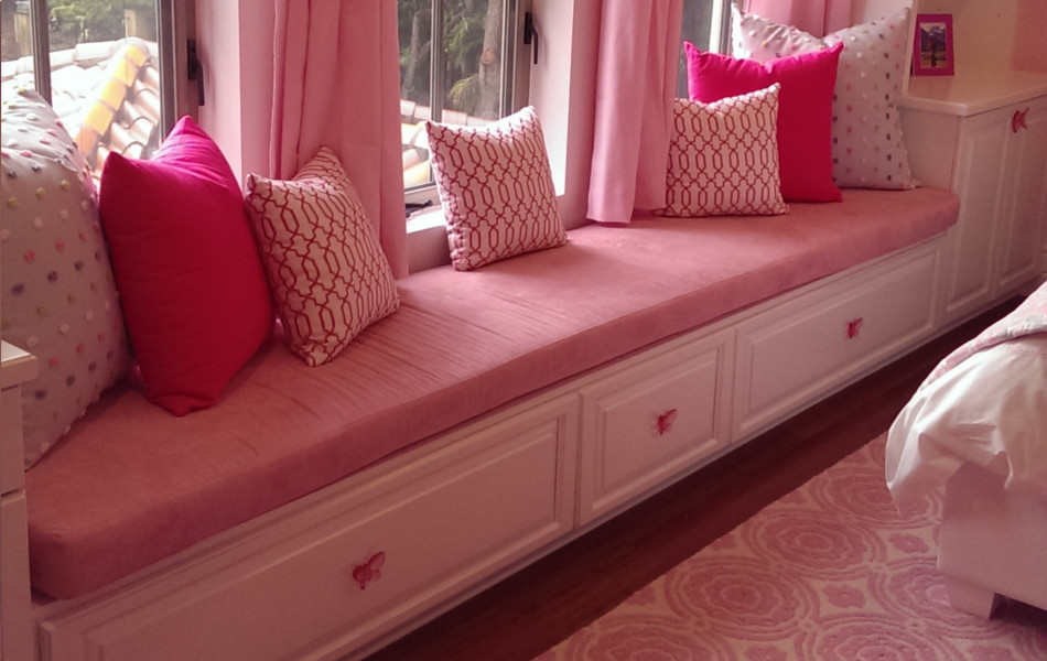 Idee per una piccola cameretta per bambini da 4 a 10 anni classica con pareti rosa e pavimento in legno massello medio
