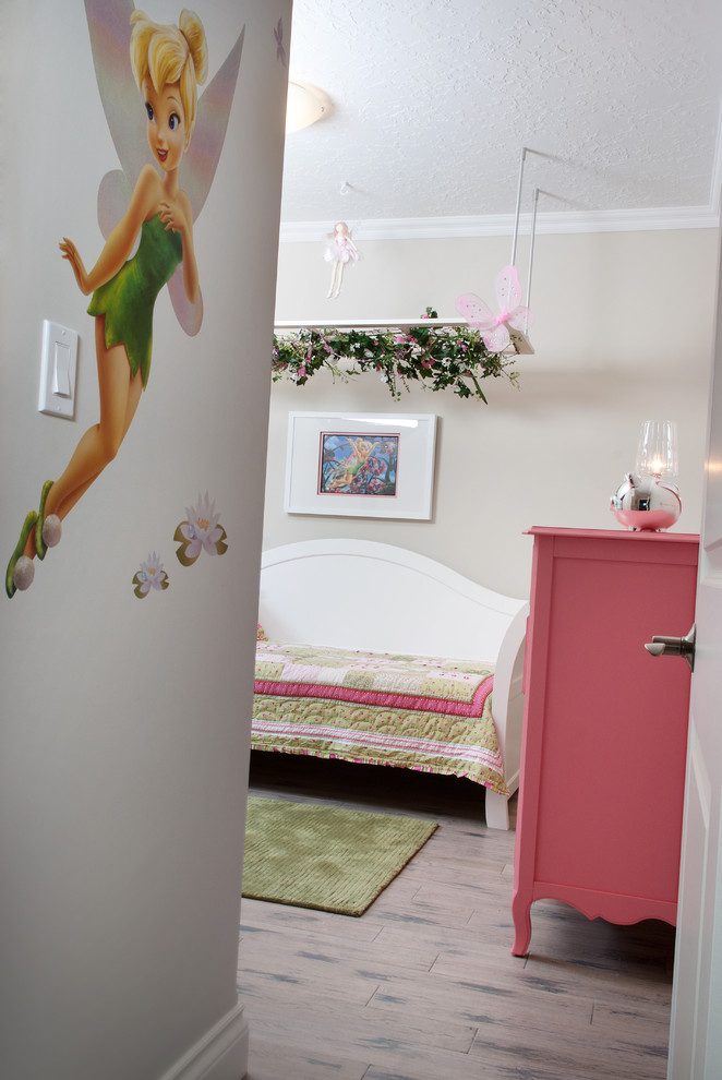 Exemple d'une petite chambre d'enfant de 4 à 10 ans chic avec un mur beige, un sol en bois brun et un sol gris.