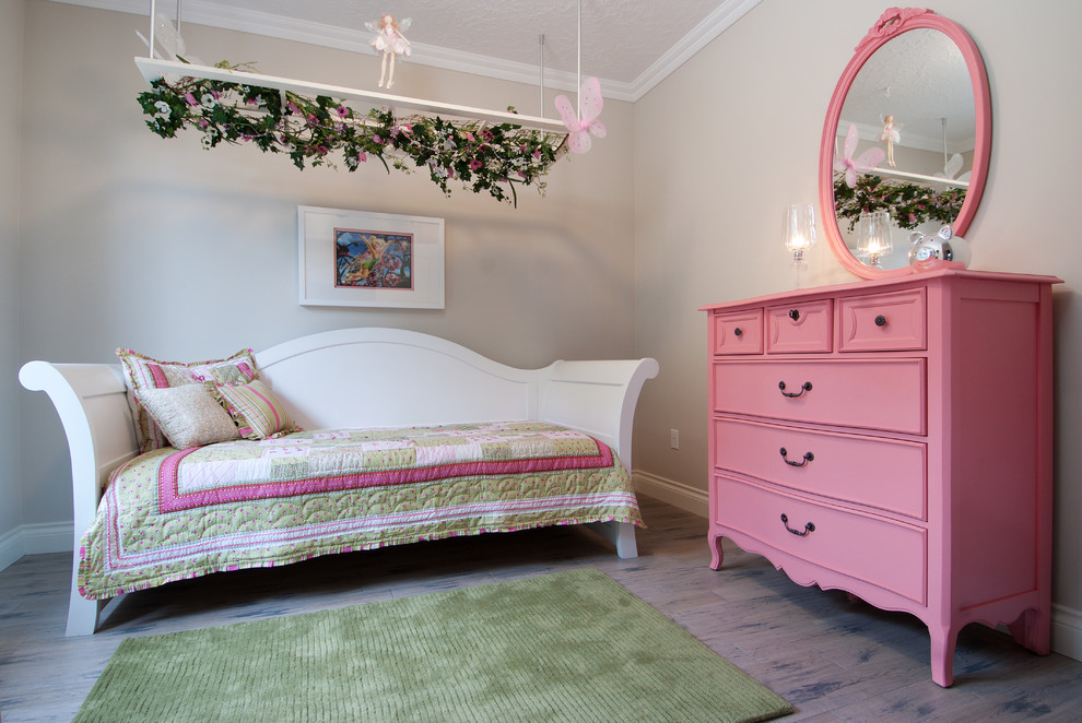 Kleines Klassisches Mädchenzimmer mit Schlafplatz, beiger Wandfarbe, braunem Holzboden und grauem Boden in Toronto