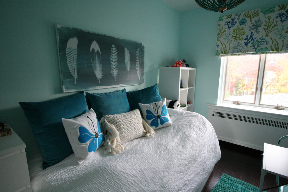 Inredning av ett eklektiskt litet barnrum kombinerat med sovrum, med blå väggar, mörkt trägolv och brunt golv