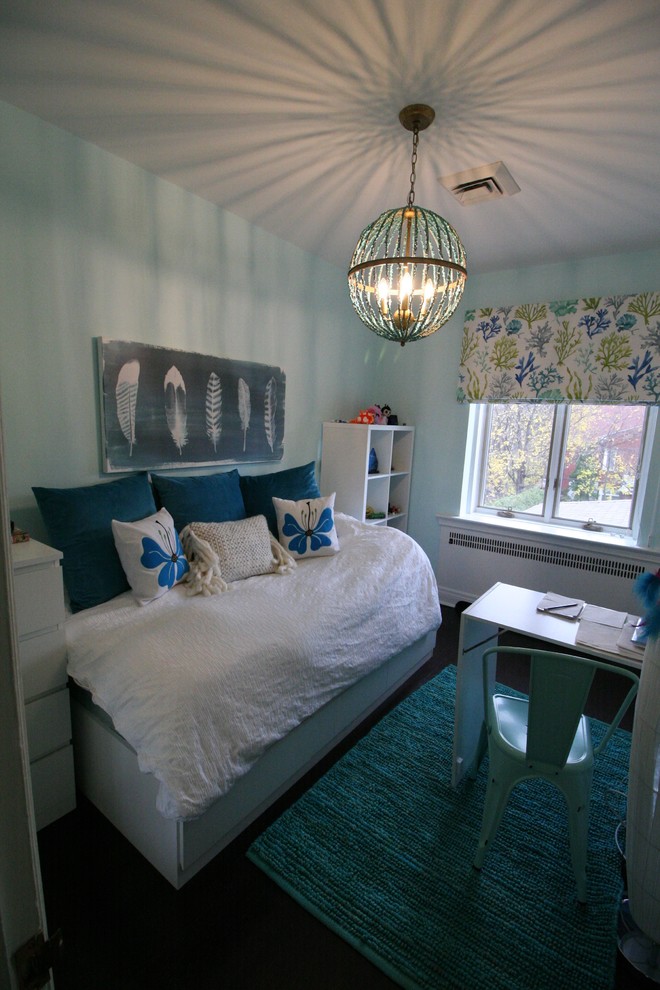 Kleines Eklektisches Kinderzimmer mit Schlafplatz, blauer Wandfarbe, dunklem Holzboden und braunem Boden in Montreal