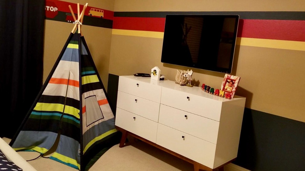 Imagen de dormitorio infantil de 4 a 10 años clásico renovado de tamaño medio con paredes multicolor y moqueta