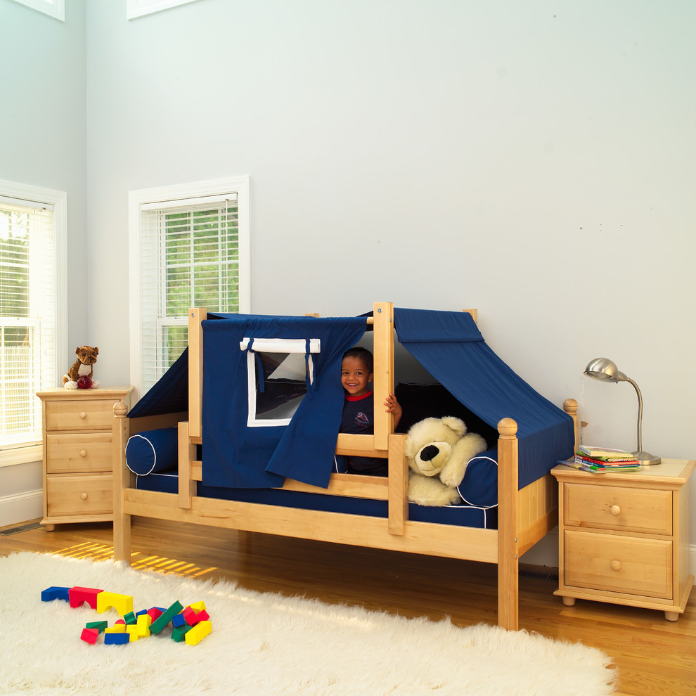 На фото: детская в современном стиле с спальным местом для ребенка от 1 до 3 лет, мальчика
